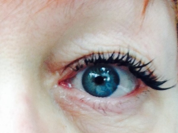 16. Wear false&nbsp;eyelashes